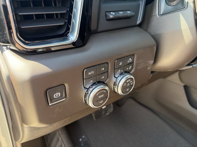 2026 GMC Sierra 3500HD Denali - Photo 18